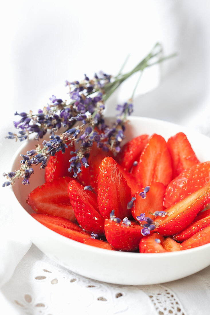 Erdbeeren mit Lavendelsirup und Lavendelblüten