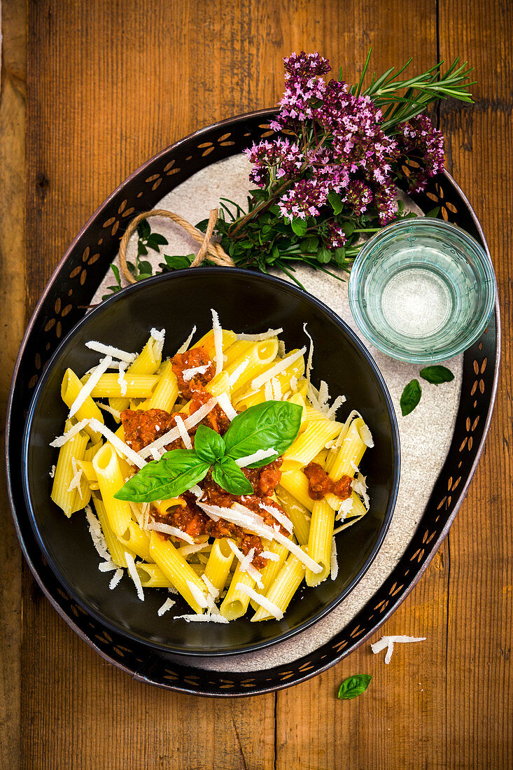 Glutenfreie Penne Bolognese mit Parmesan