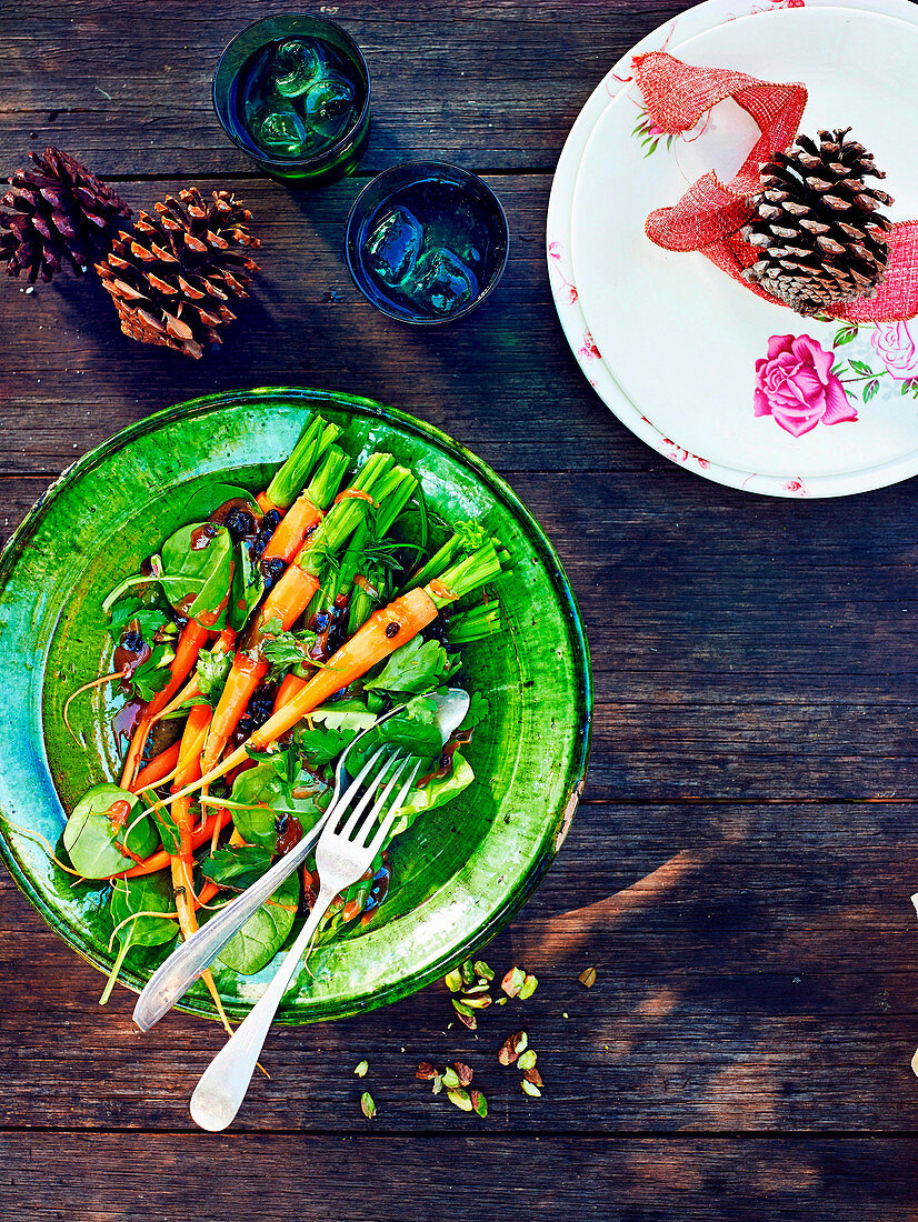 Süsser Karotten-Spinat-Salat mit Johannisbeeren zu Weihnachten
