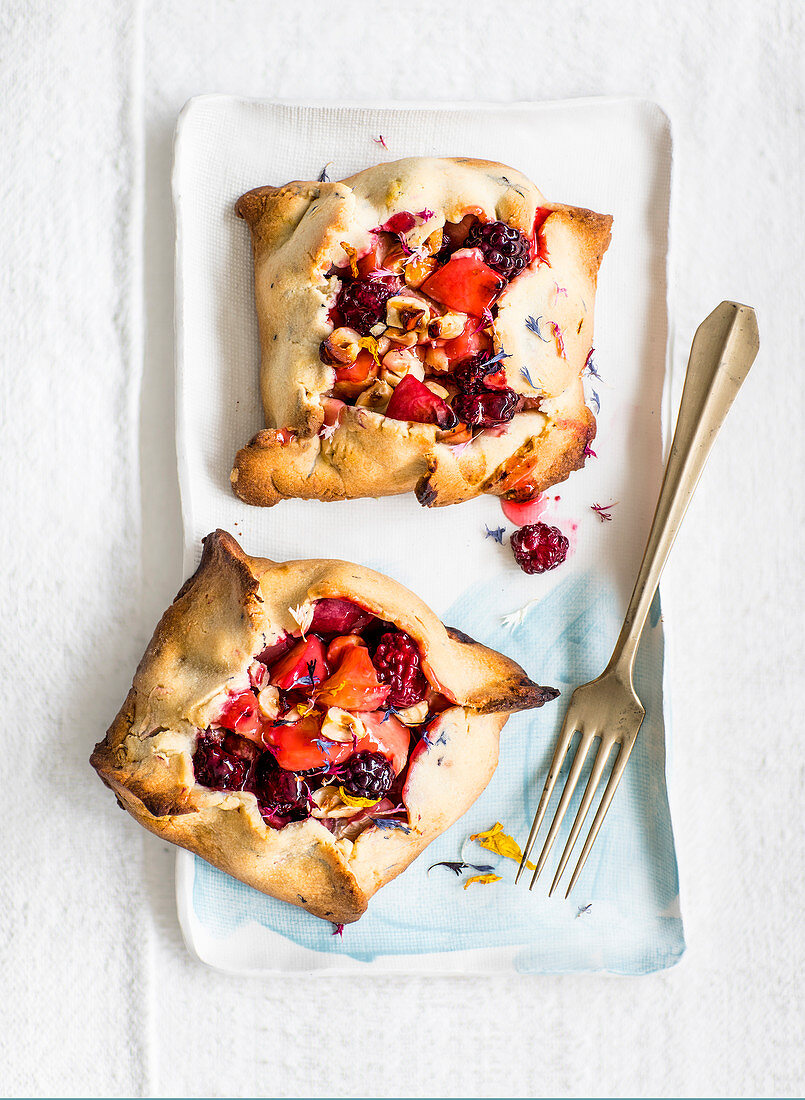 Galettes mit weißem Pfirsich und Brombeeren