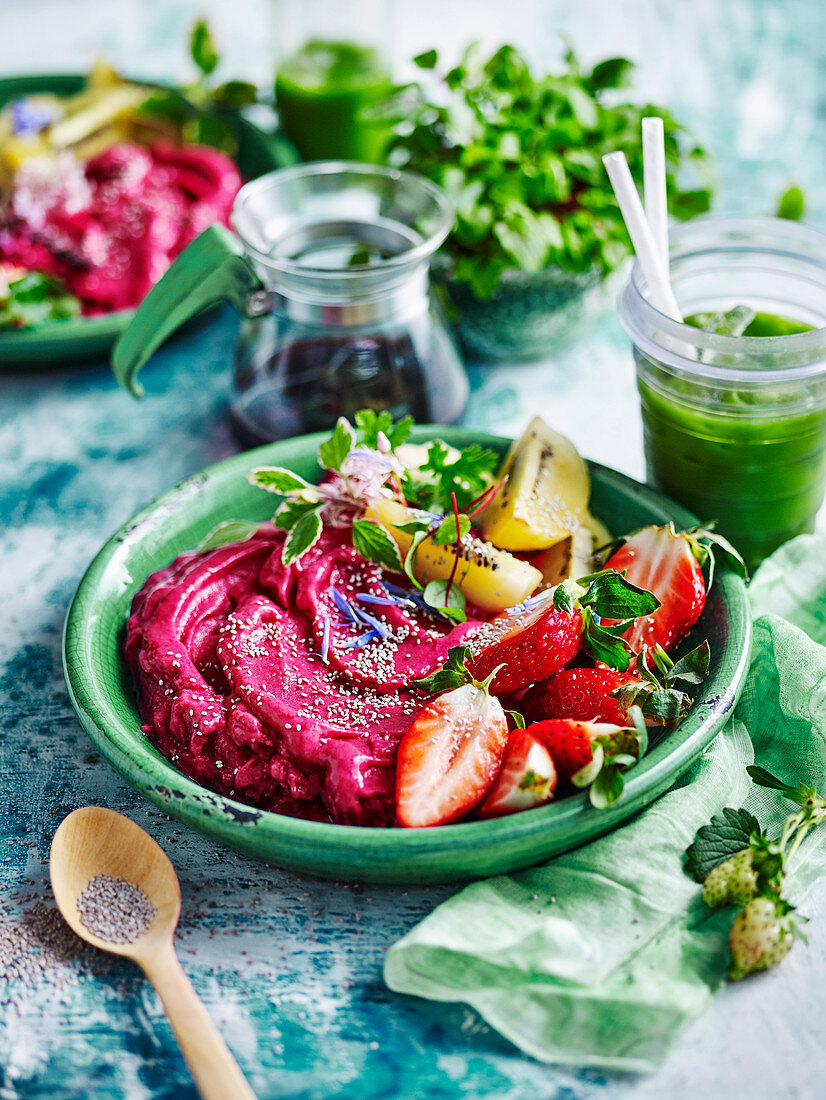 Bananen-Rote-Bete-Sorbet mit Erdbeeren und Kiwi