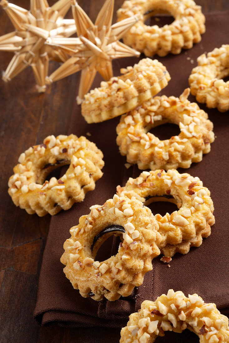 Linzer Kranzerl mit gehackten Mandeln und Johannisbeergelee