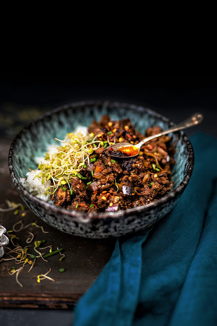 Knuspriges Rindfleisch mit Auberginen, Champignons, Reis und würziger Chilisauce