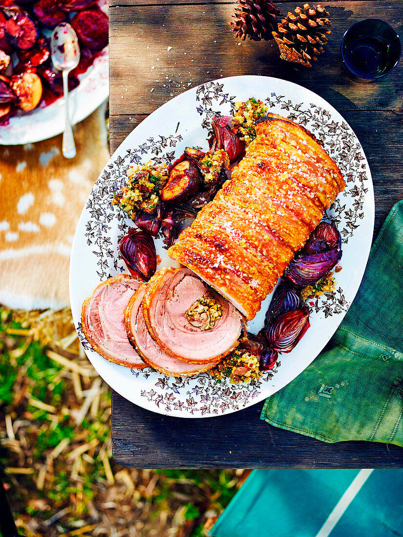 Schweinerollbraten mit Zwiebeln zu Weihnachten