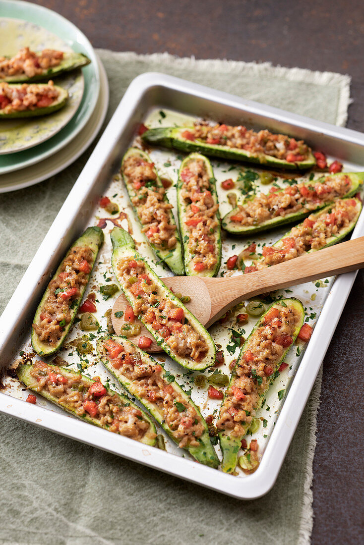 Gefüllte Zucchini mit Putenfleisch, Zwiebel, Tomate und Provolone