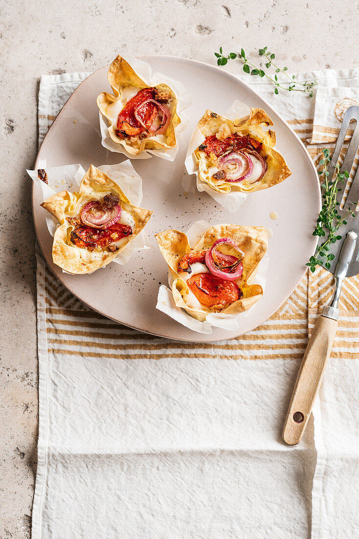 Nudelkörbchen mit karamellisierten Tomaten, Burrata und Brotbröseln