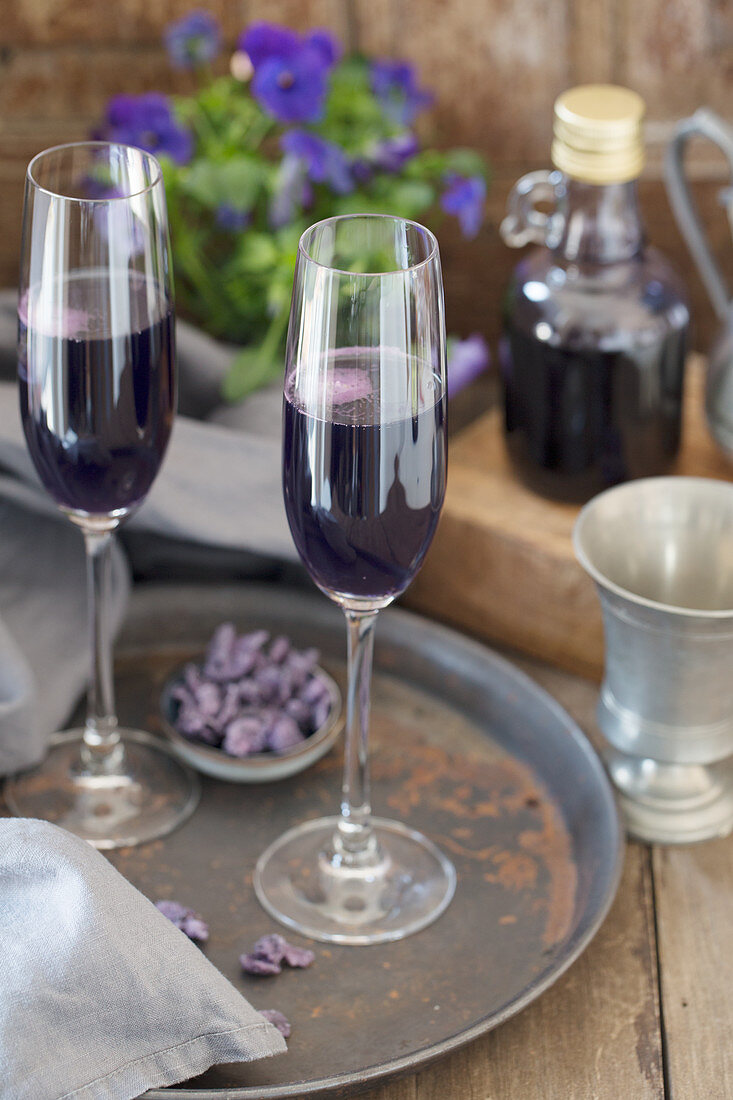 Zwei Gläser Champagner mit Veilchensirup aus Toulouse auf Tablett