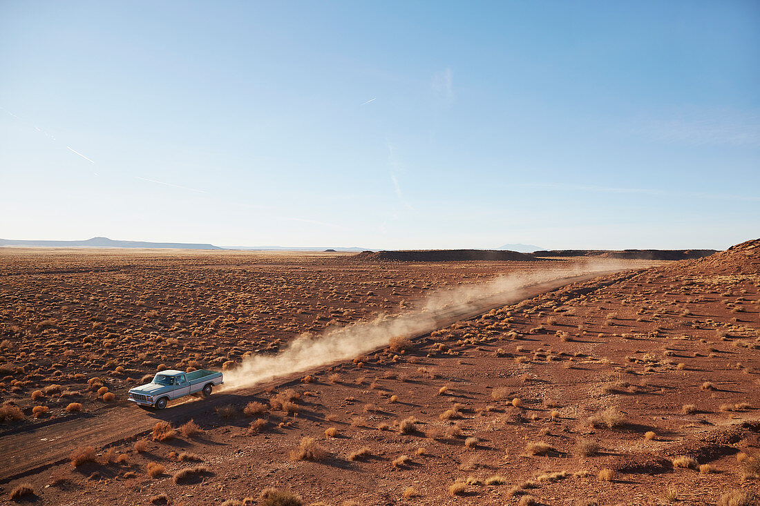 Pick-up fährt in der Wüste (Route 66, Arizona, USA)