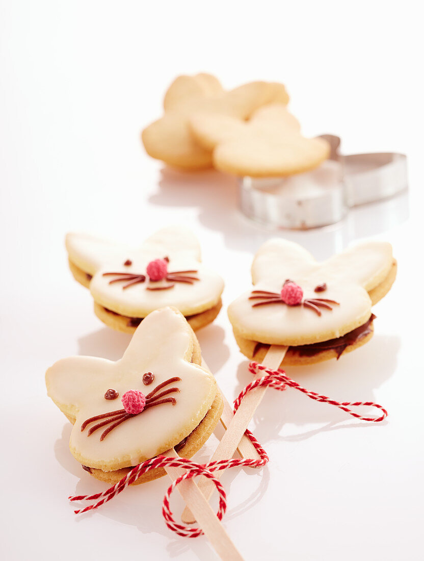 Osterhasen-Keks-Lollies mit Nussnougatcreme und Zuckerglasur
