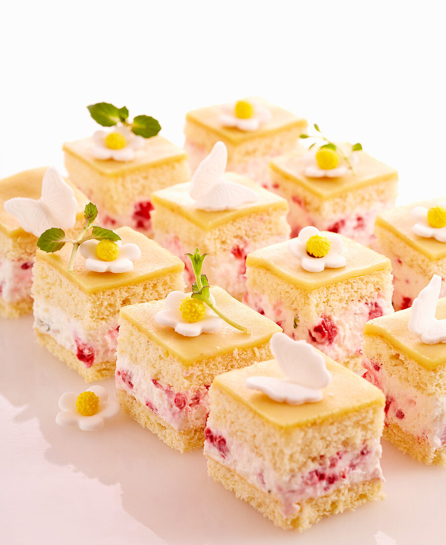 Raspberry petit-fours with mascarpone cream, fondant, marzipan, apricots and mint