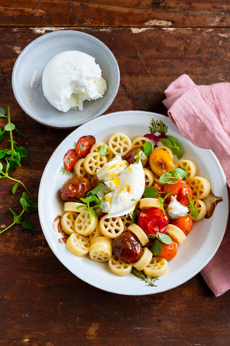 Rice noodles with roasted tomatoes and mozzarella