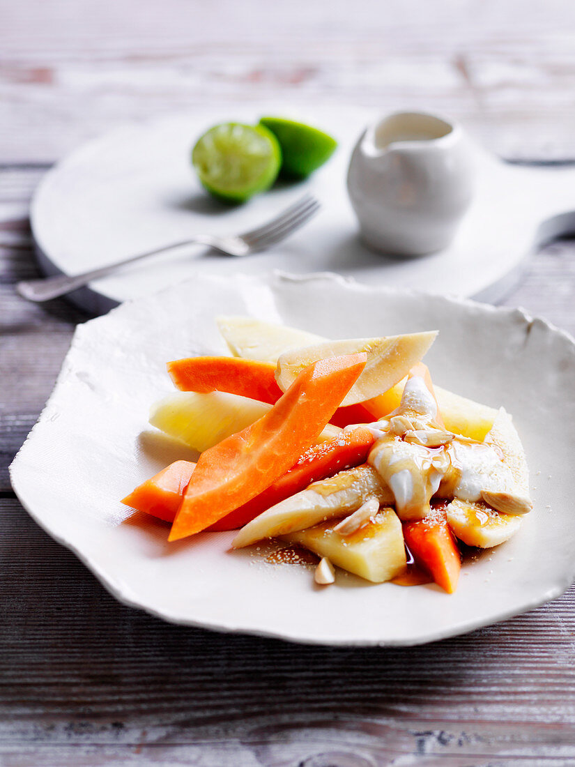 Joghurt mit Kardamom, Limette und tropischen Früchten