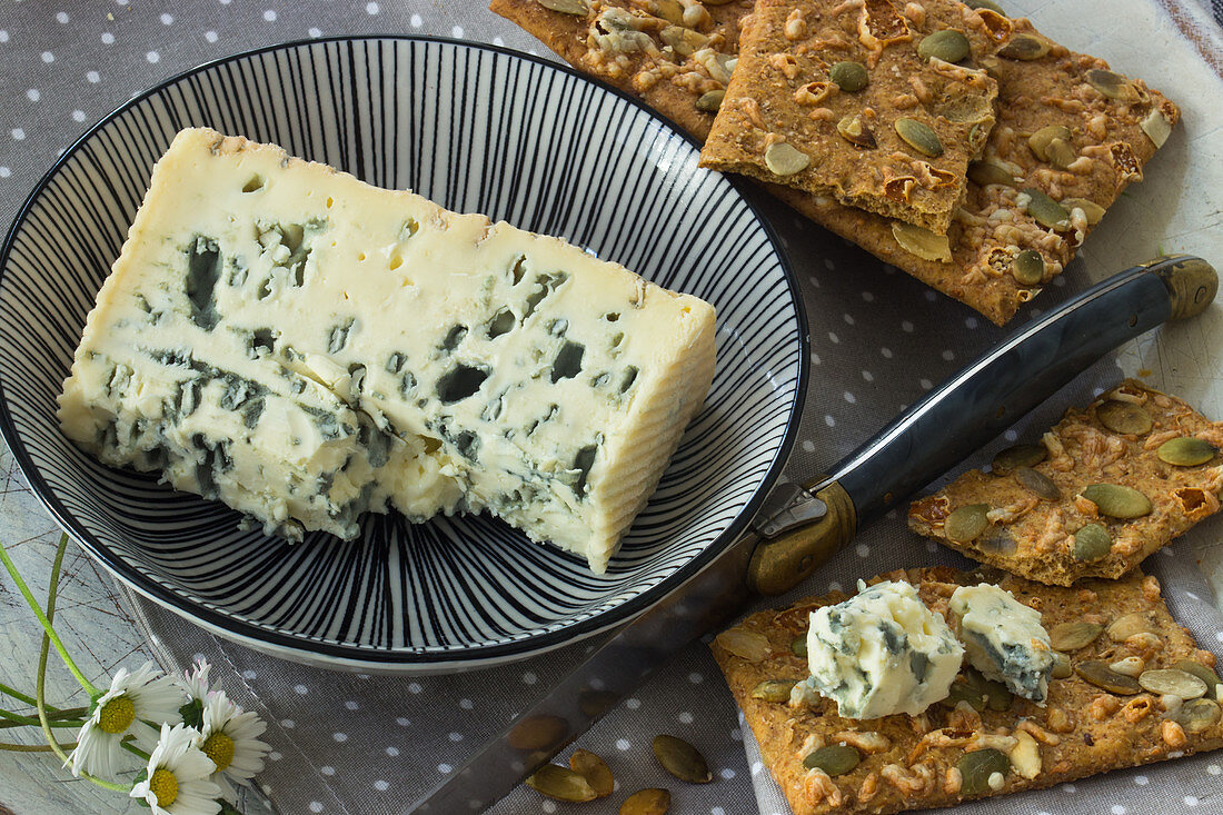 Crackers with sunflower seed and gorgonzola