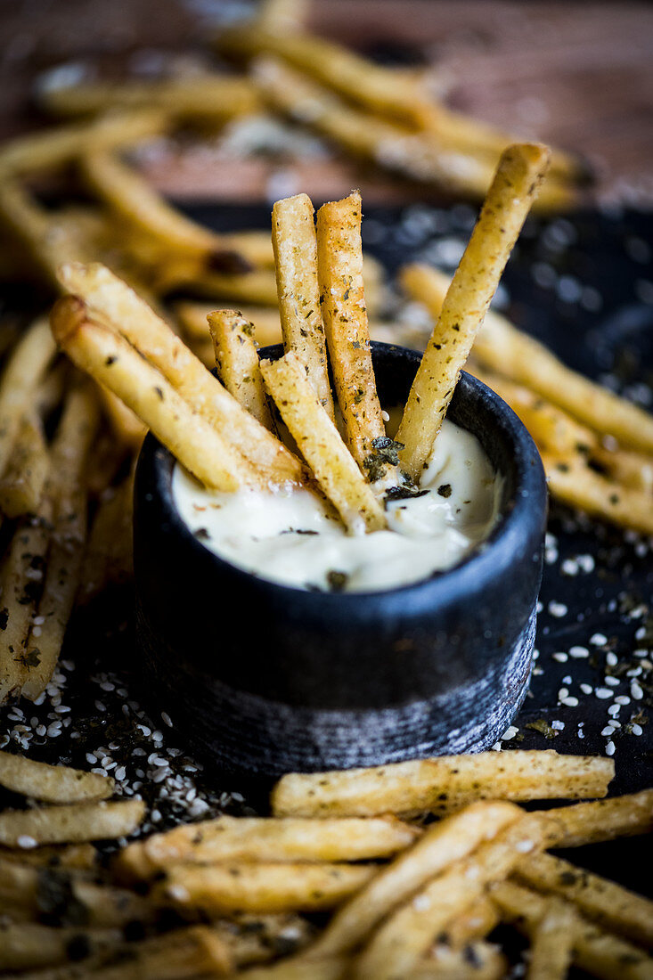 Pommes Frites mit Algen, Sesam und Dip