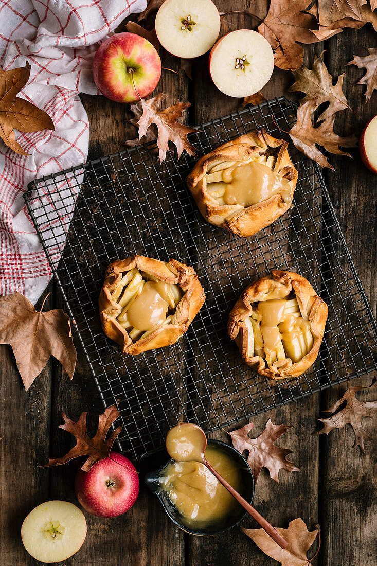Herbstliche Dinkel-Apfel-Galettes mit Butterscotchsauce