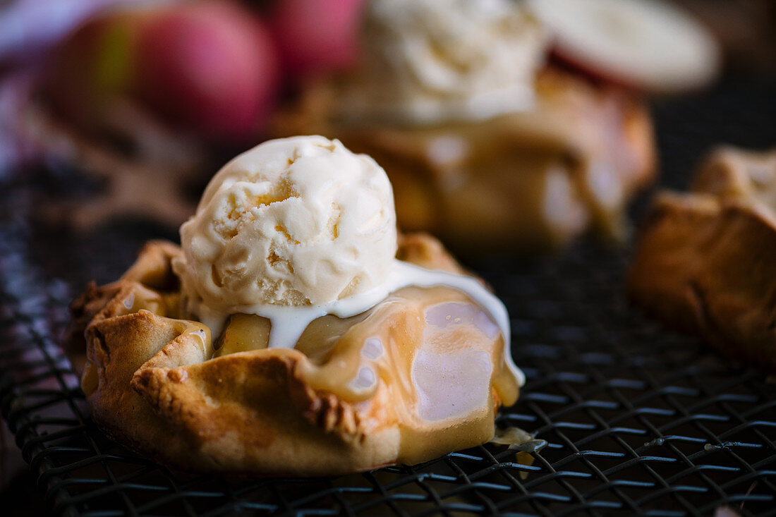 Dinkel-Apfel-Galettes mit Butterscotchsauce und Vanilleeis