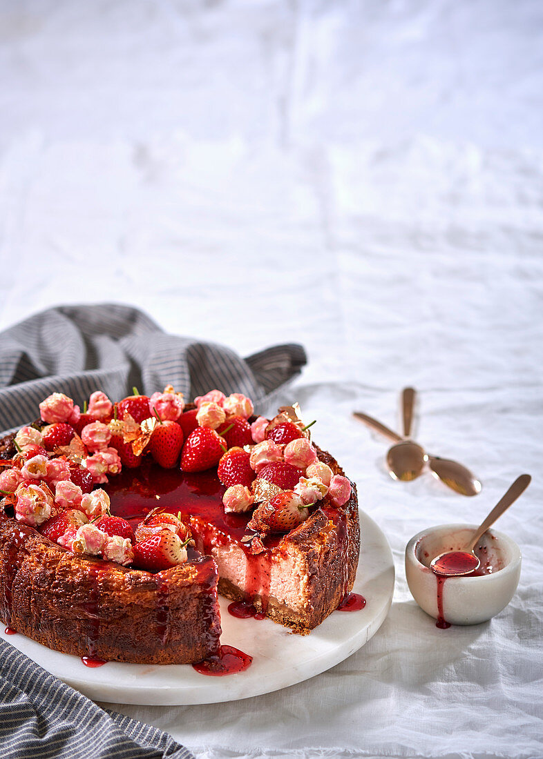 Pink Bubblegum Cheesecake mit Erdbeeren und rosa Popcorn