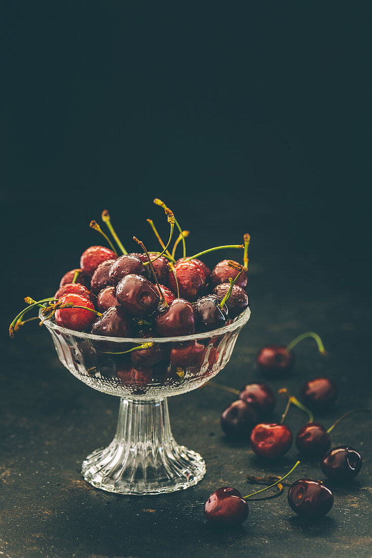 Cherries with stems in a glass bowl