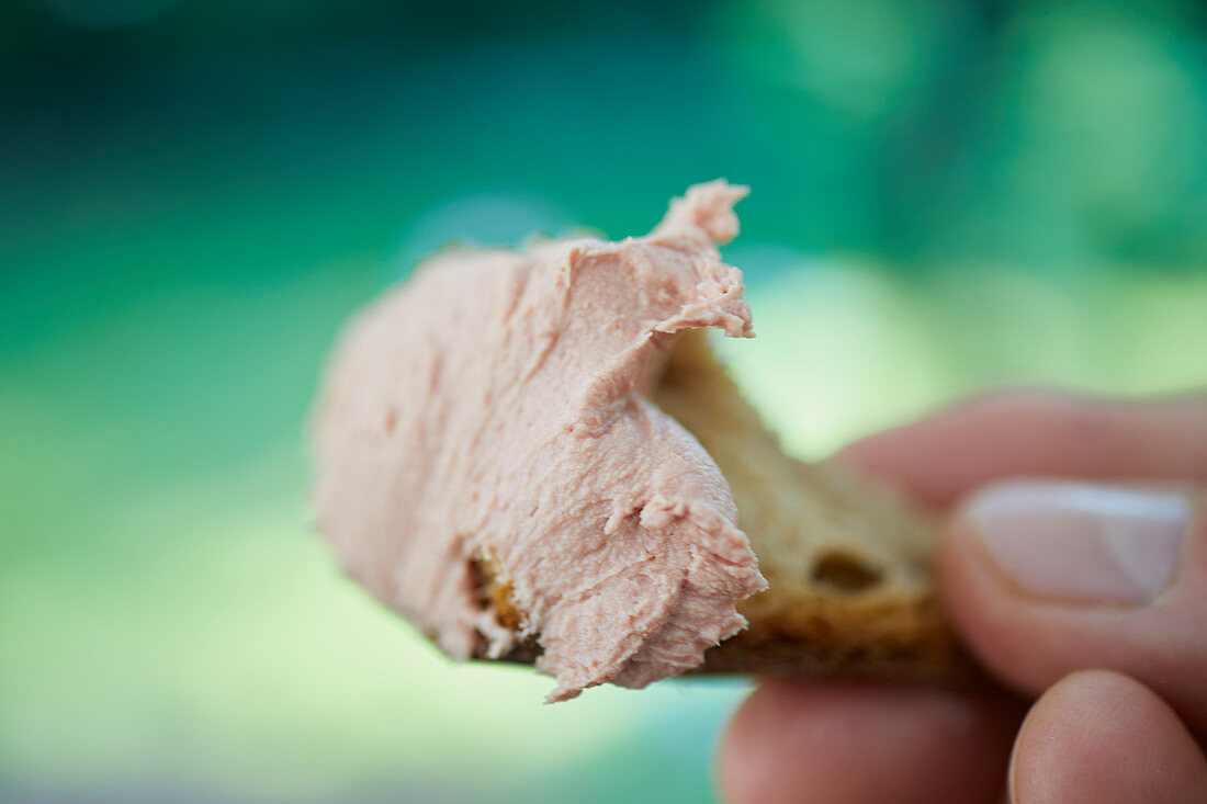 Leberwurst auf Brotstück