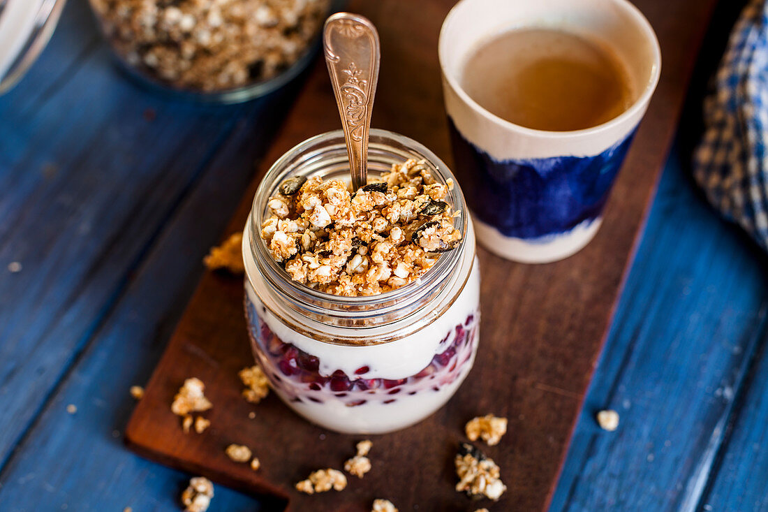 Joghurt mit Granatapfelkernen und Granola