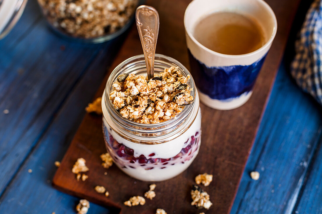 Yoghurt with pomegranate seeds and granola