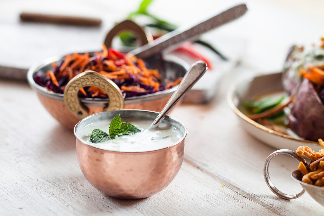 Raita mit Gurke und Minze (Indien)