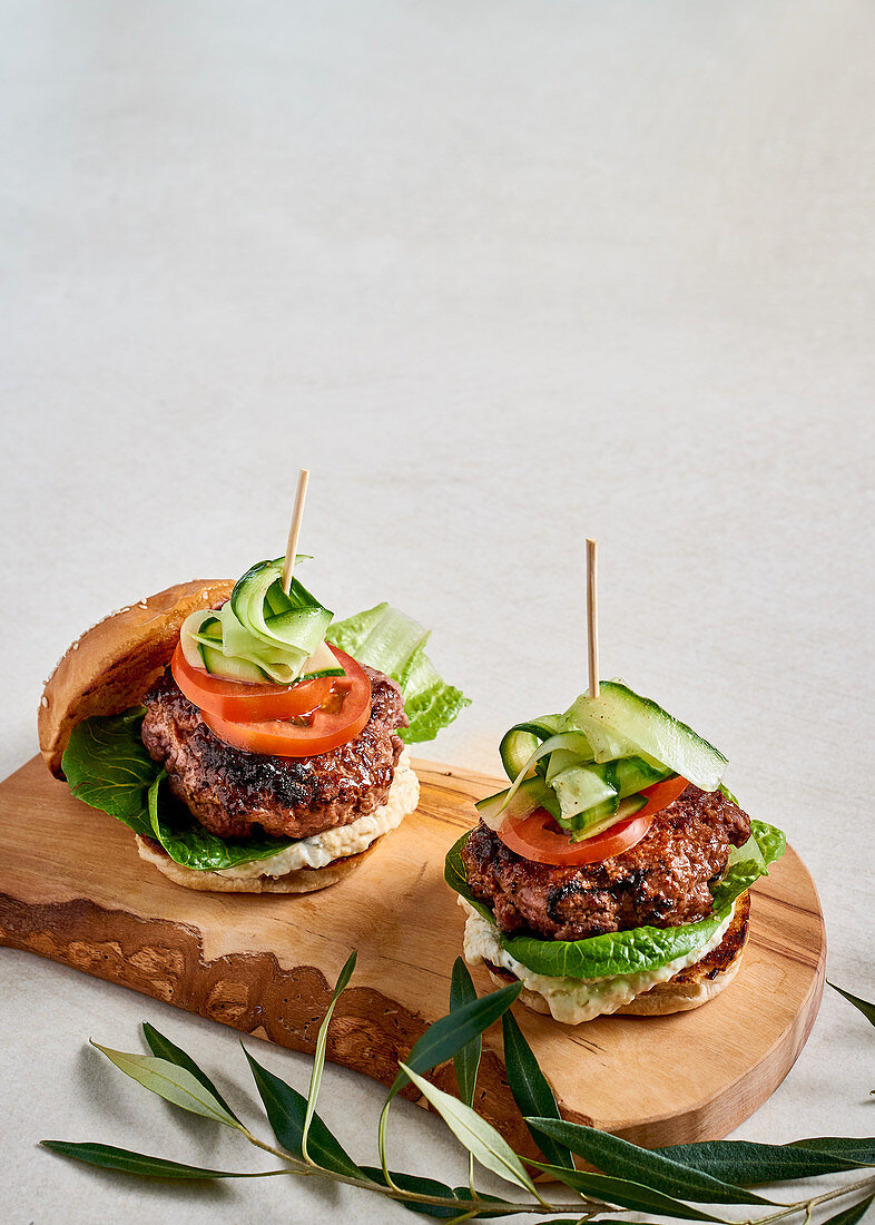 Lammburger mit grünem Oliven-Joghurt