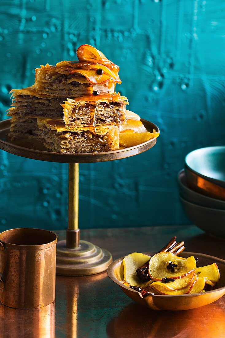 Ahornsirup-Pecannuss-Baklava mit Gewürz-Apfelsirup