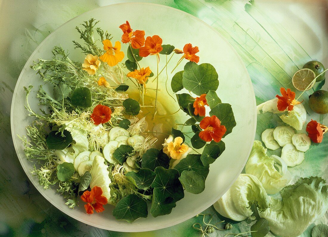 Friseesalat mit Gurken, Eissalat, Kapuzinerkresse & -blüten