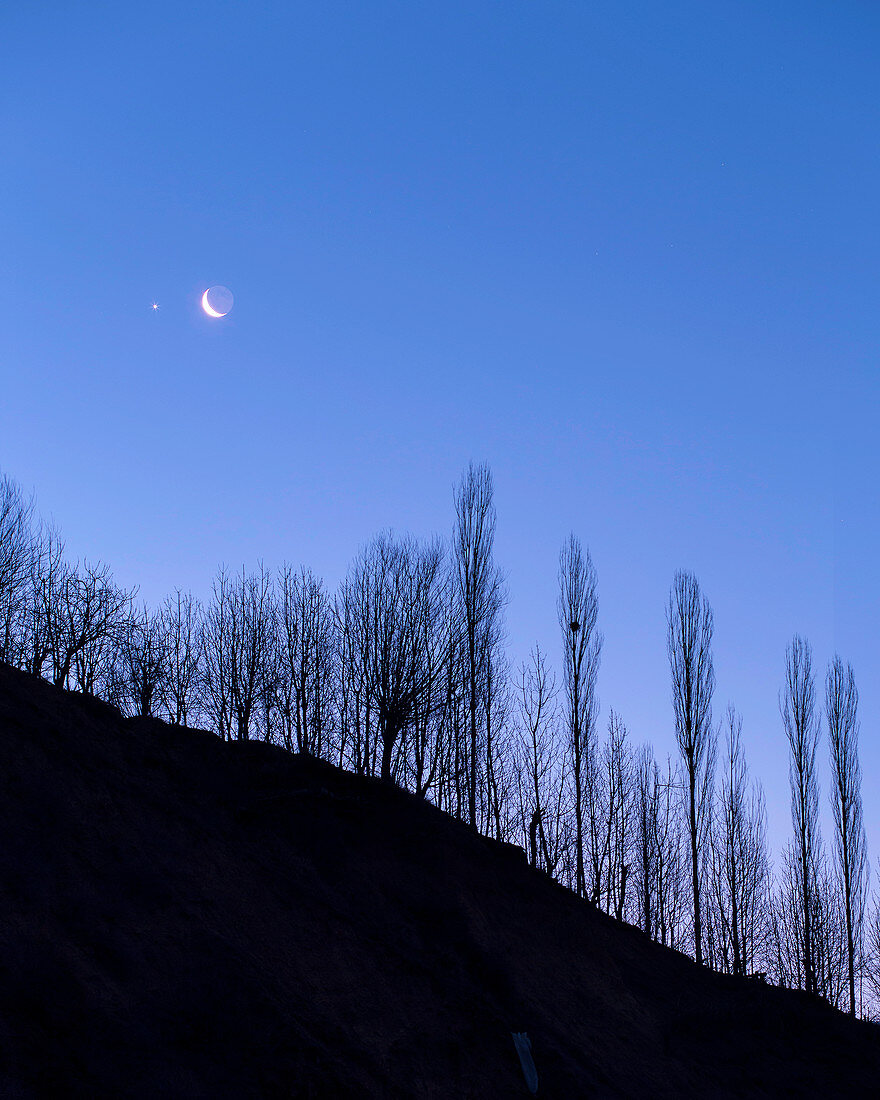 Moon and Venus at dawn