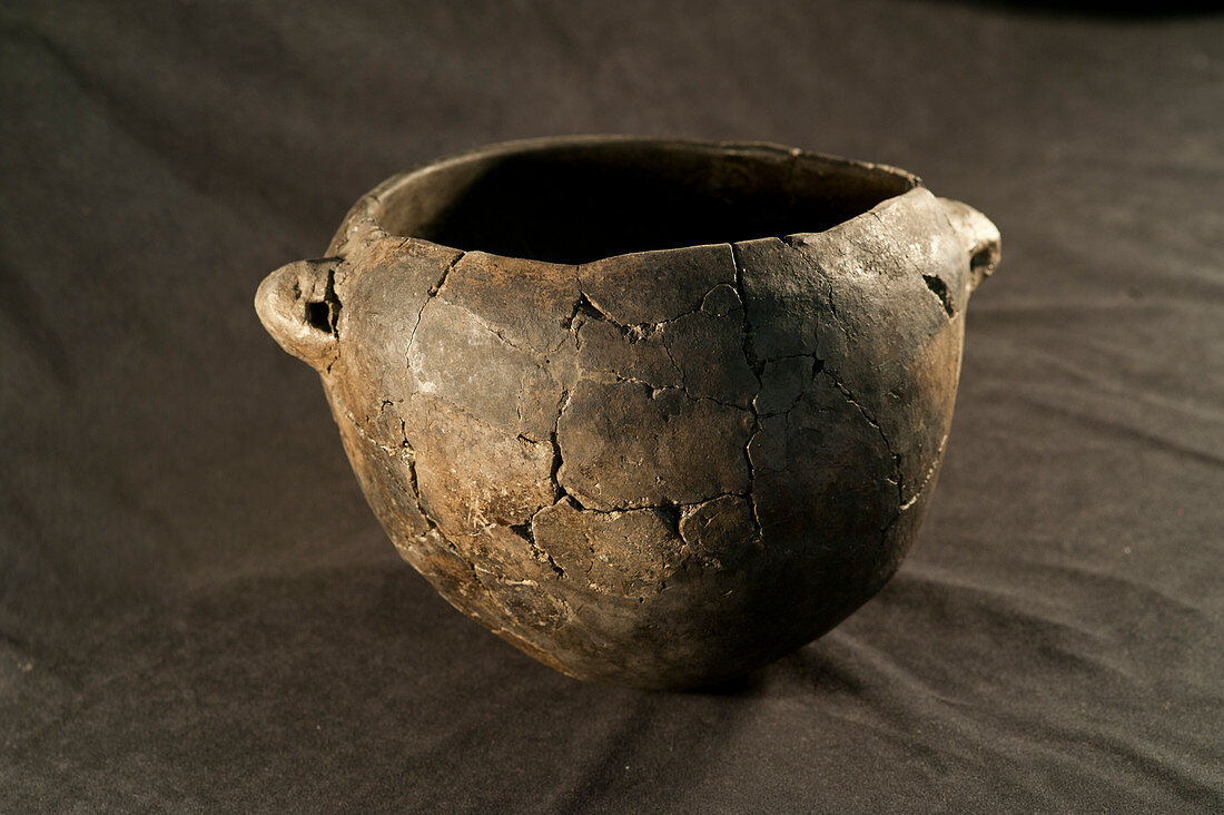 Clay pot excavated from La Draga Neolithic site