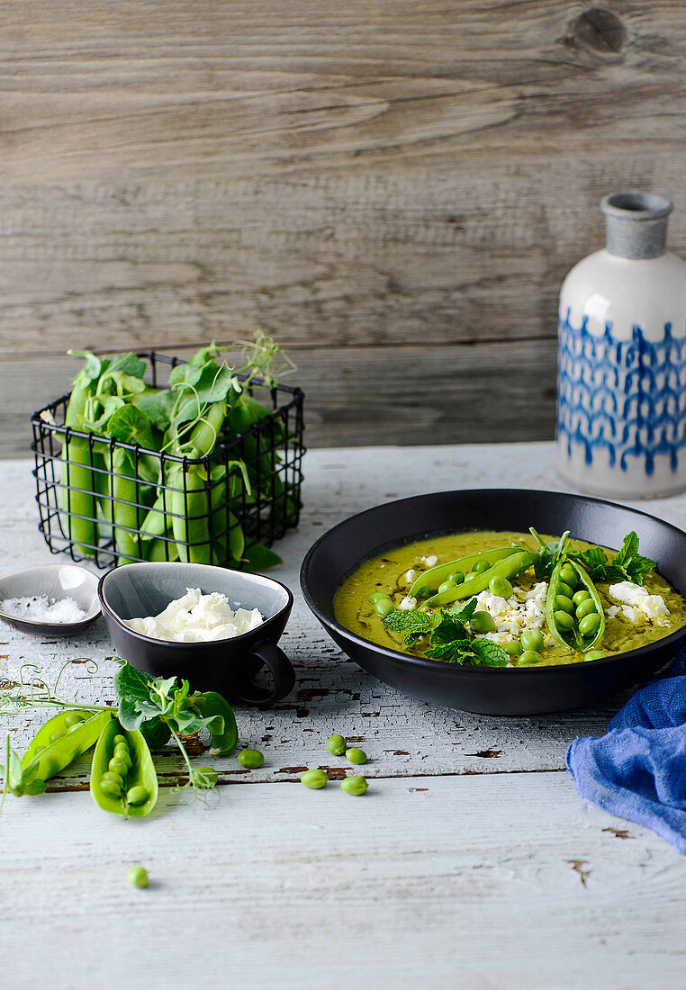 Erbsencremesuppe mit Minze und Feta