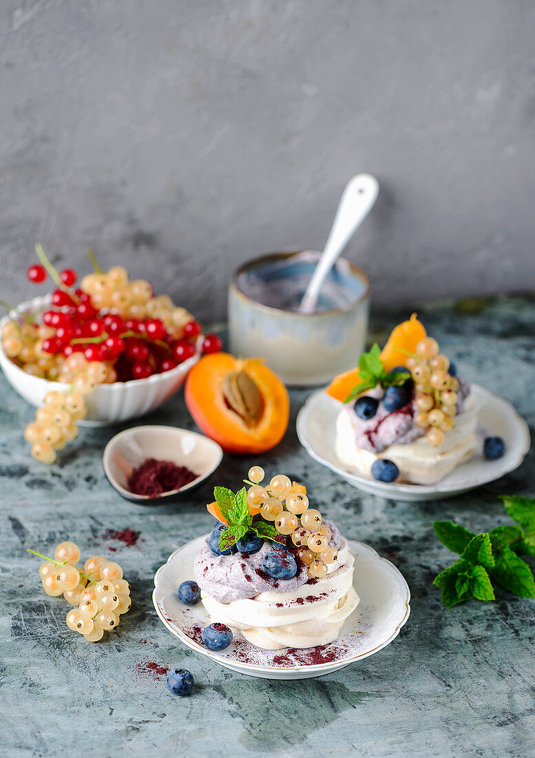 Mini-Pavlova mit Schlagsahne und Früchten