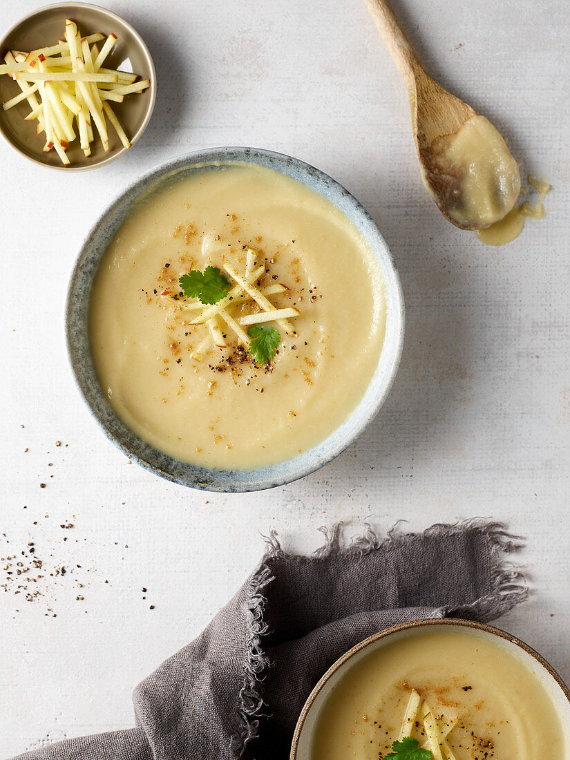 Cream soup with apple slices