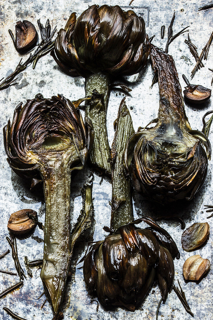 Ofengebratene Artischockenhälften mit Knoblauch und Rosmarin auf Backblech