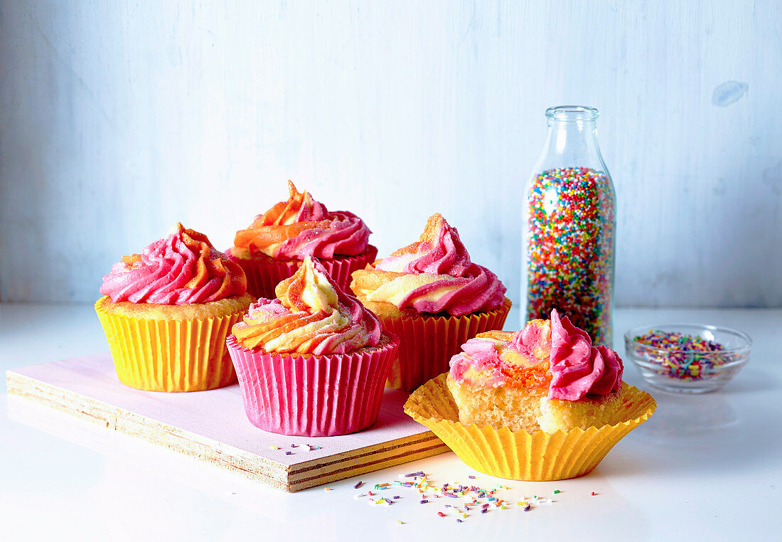 Cupcakes mit bunten Zuckerperlen