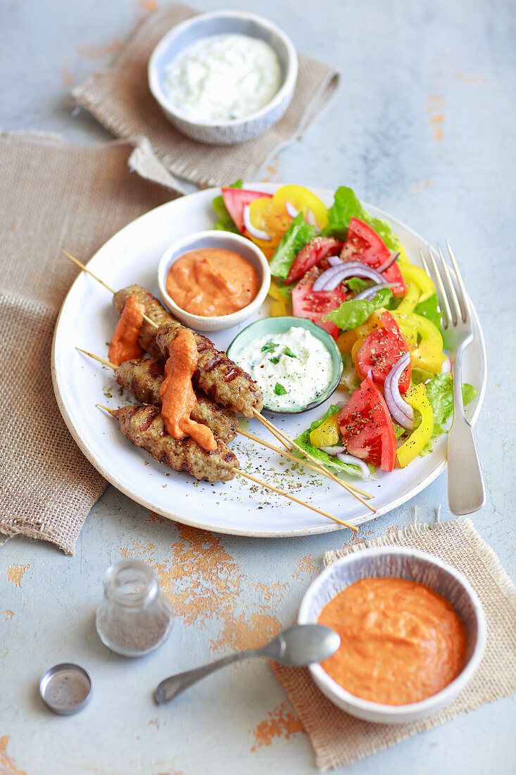 Cevapcici mit Ajvar und Tzatziki