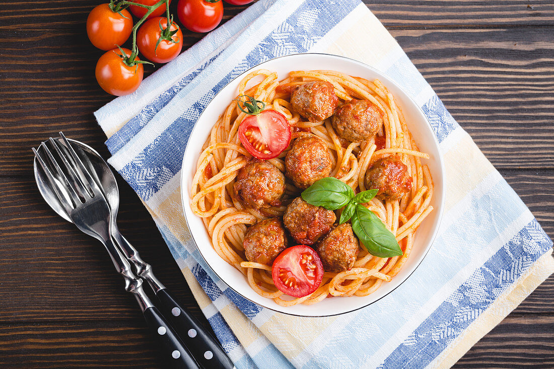 Spaghetti with meatballs and tomatoes