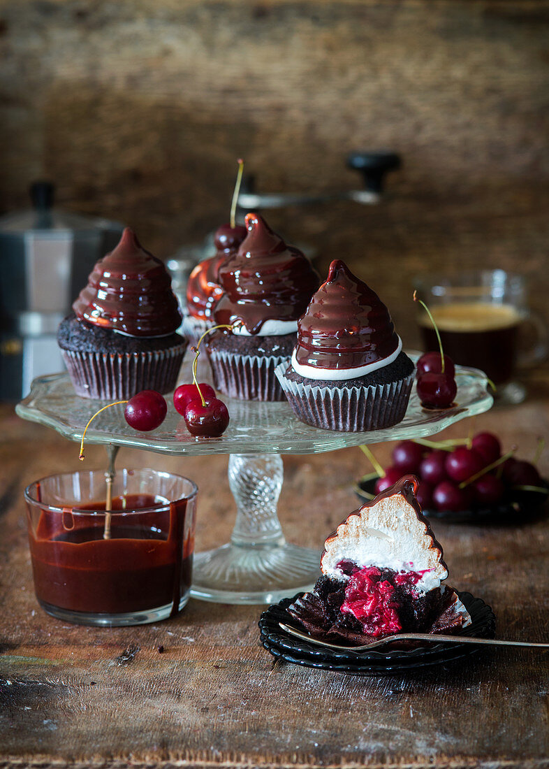 Schokoladen-Cupcakes mit Kirschfüllung