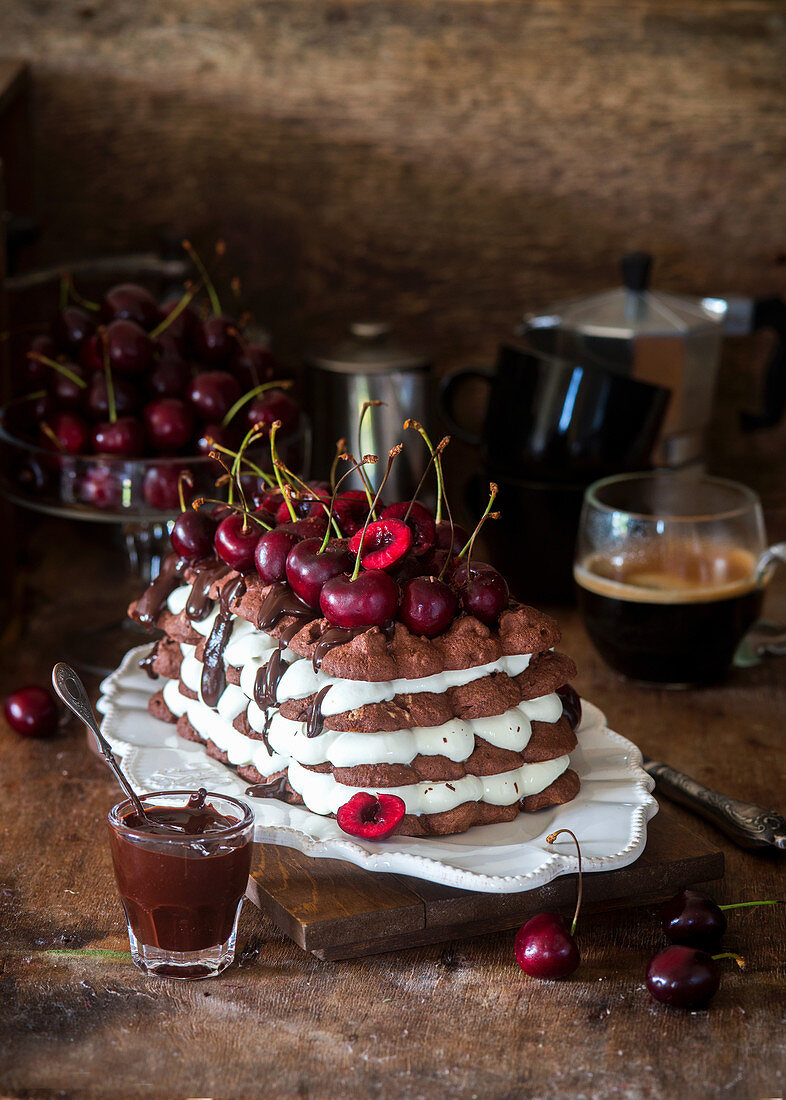 Schokoladen-Baiser-Kuchen mit Kirschen