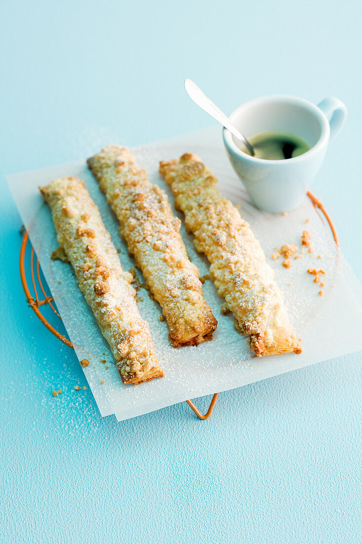 Strudel crumble rolls with apricots