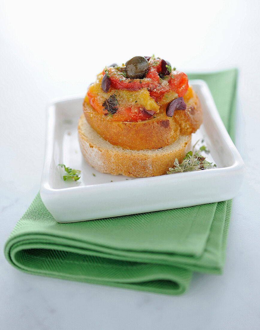 Bruschetta mit Paprika und Oliven