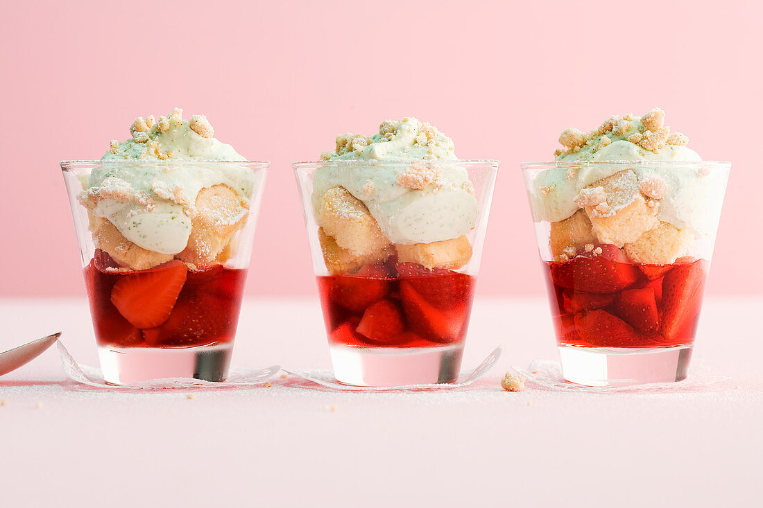 Erdbeer-Trifle mit süsser Basilikumsahne