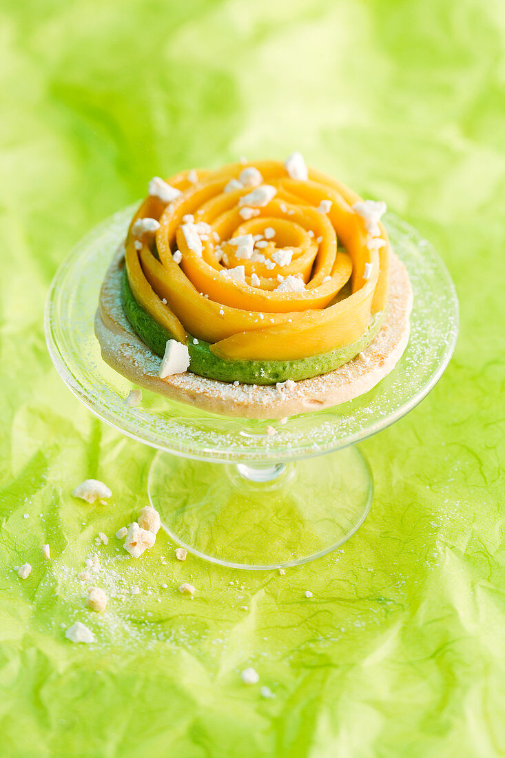 A meringue tartlet with green tea mousse and mango