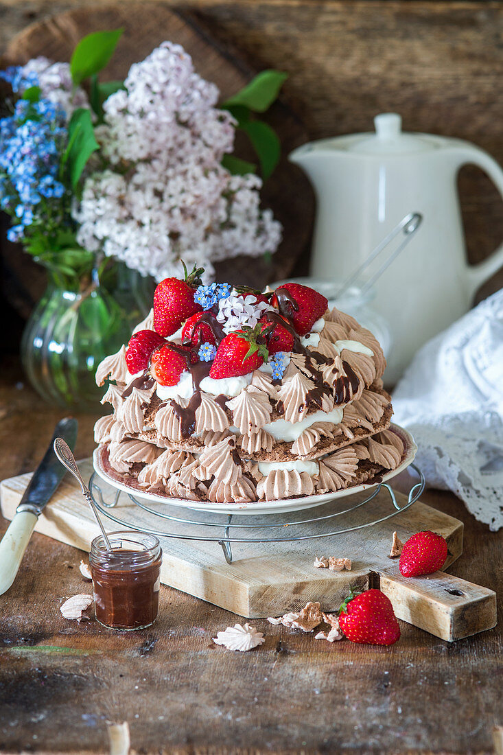 Schokoladen-Baiser-Kuchen mit frischen Erdbeeren