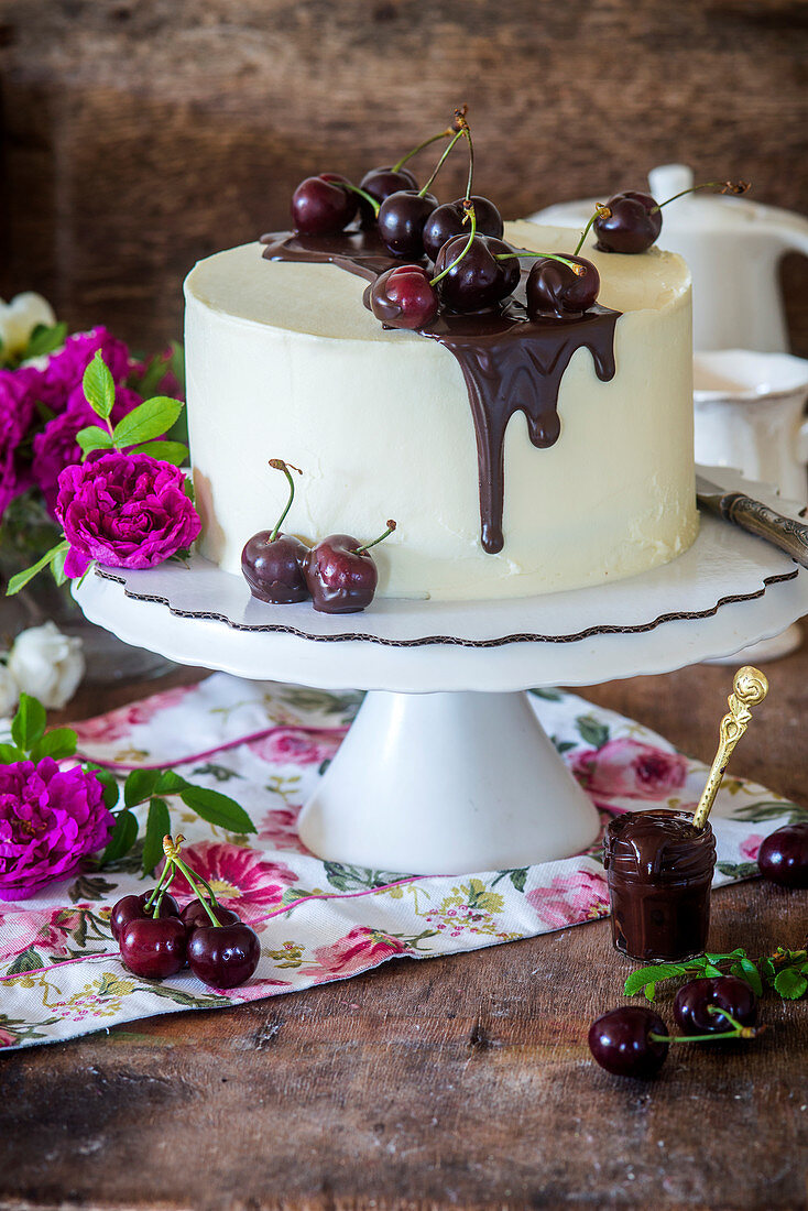 Frischkäse-Kirsch-Torte mit Schokoladensauce