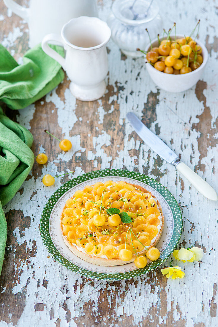 Kirschkuchen mit gelben Kirschen und Frischkäsecreme