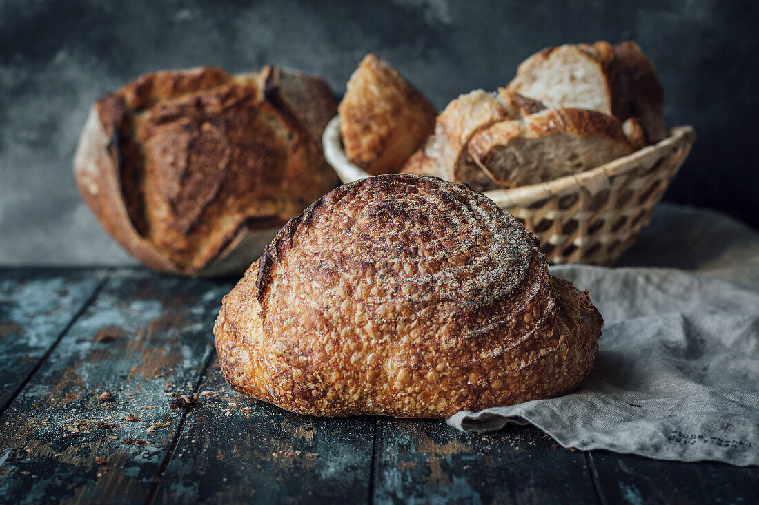 Brotstilleben mit Brotlaib und Brotscheiben im Brotkörbchen