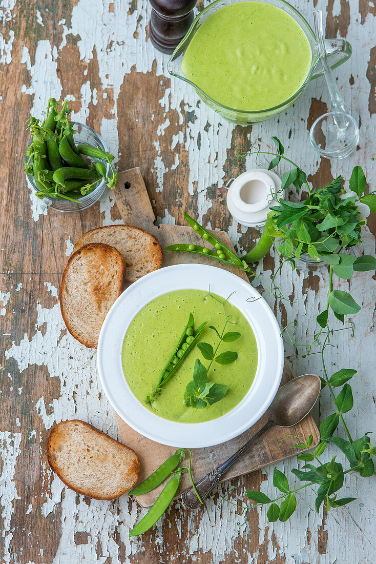 Erbsencremesuppe mit Röstbrot