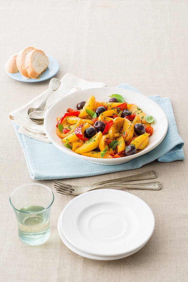 Peperonata laziale (Paprikagemüse mit Kartoffeln und Tomaten, Italien)